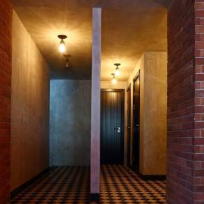 Проект кафе-бара Portland Стена и потолок декорированы Loft béton - су