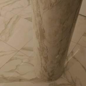 Veneto Эффект мрамора с прожилками на колоннах.Фото с объекта в г. Маг
