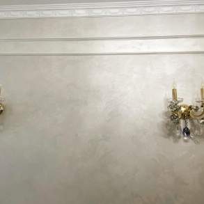 Оформление стен спальни декоративной штукатуркой Arabesco Pearl и Sabb
